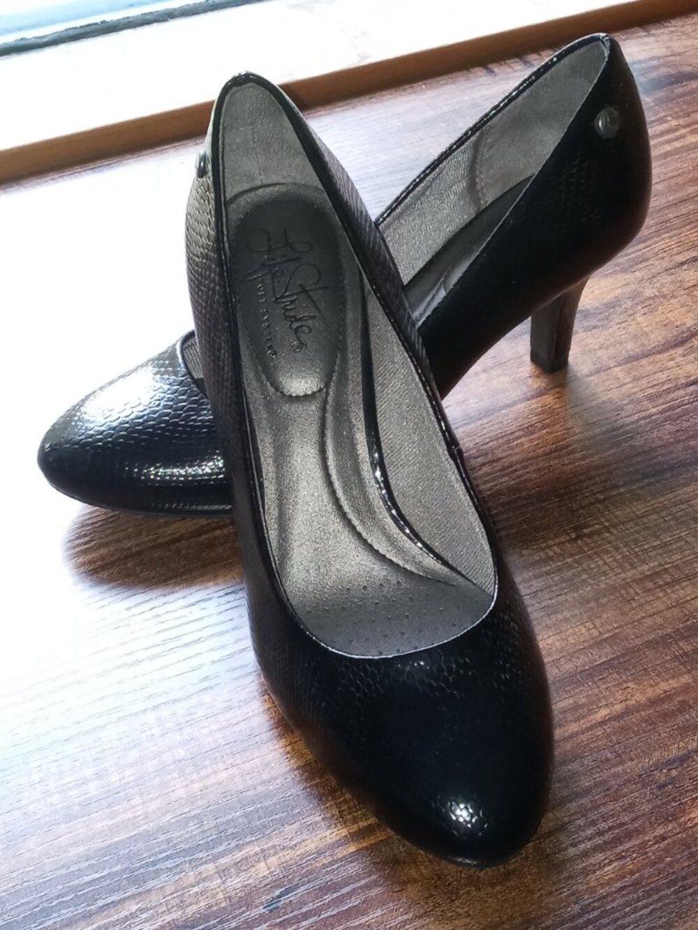 👠LifeStride Soft System Parigi Pumps Black Snakeskin Textured 2 Silver Studs👠